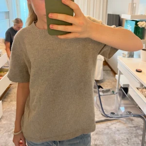 Soft goat chunky t-shirt - Soft goat chunky t-shirt i färg greige. Köpt i butik för 2195kr. Kom privat för fler bilder och mer information 