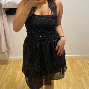 Klänning  - Jättegullig klänning men kommer aldrig till användning, har själv bara använt den en gång 💗