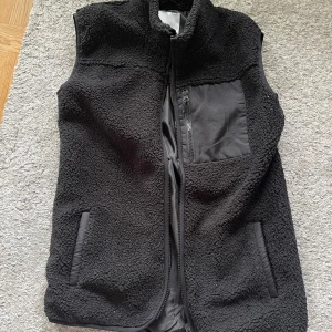 Fleece väst - Köpt från lager 157 storlek 160. Använd Max 1-2 ggr. 