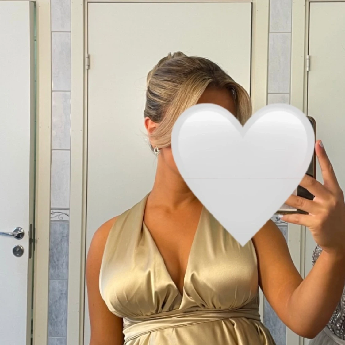 Egendesignad satin klänning - 90