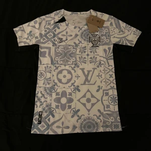 Portugal x LV football shirt  - Säljer exklusiv Portugal x Louis Vuitton x Nike tröja med elegant mönster och premiumkänsla. Ny och oanvänd. Finns i S och M