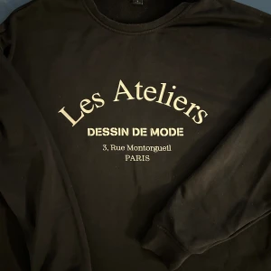 Tröja - Fint svart tröja från New Yorker. Varmt för de vinterdagar. Användt men i bra skick.