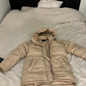  Vinterjacka  - Använd en säsong, perfekt i storlek, bra skick, väldigt varmt