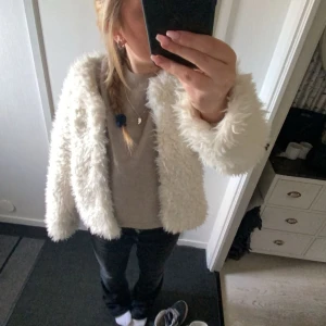 Vit fluff jacka - Super söt! Så fin och skön päls jacka💕 passar perfekt nu mot höst och är i nyskick. 
