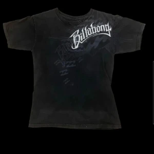 Billabong t-shirt - Riktigt fet Billabong tisha med snyggt tryck och riktigt go passform🗣 Kom dm vid frågor💯