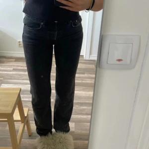 Jeans  - Knappt använda jeans från zara i mörkgrå färg. Det är storlek 36 på dom och jag är 164 ungefär. Medelhög midja 