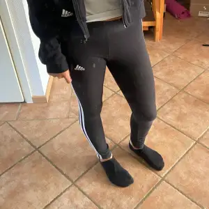 Jättesköna adidas tights. Använda ett fåtal gånger, säljer då de ej kommer till användning längre! (Byxorna har inga fläckar det är spegeln som är smutsig) 