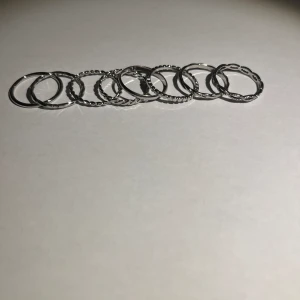 Silvriga ringar  - 8st silvriga ringar från Gina Tricot. Nypris 99kr. 