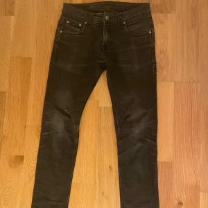 Nudie jeans - Riktigt feta Nudie jeans till hösten och skolstarten! Nypris: 1599kr Inga defekter.