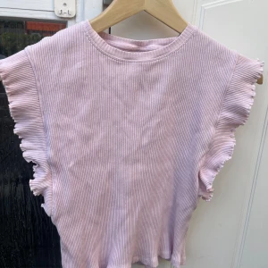 En fin tröja me volanger💓💓 - Ett jätte fin tröja me volanger! Jag har andvänt den ungefär 2ggr 💓