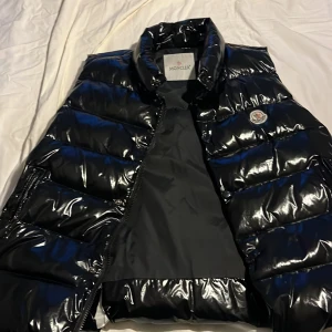 Fin moncler väst maya. Använd 1 sommar men är Tyvvär sönder som man ser på de sista bilderna men enkelt att sy ihop. Pris kan diskuteras - Skick 6-10