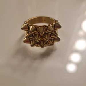 edblad ring guld - den är köpt från plik men råkade köpa fel storlek så nu säljer jag den istället. den är i bra skick och har inga skador