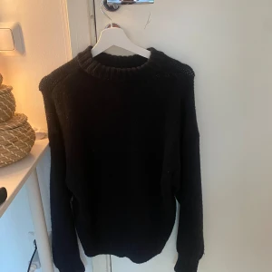 Stickad tröja - Mörk blå stickad tröja från nakd i bra skick💓