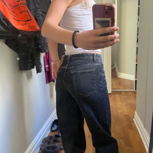 Vintage svarta baggy jeans  - Svarta lightwashed jeans i bra skick och superbra kvalitet. Fråga mig om det är något!💕