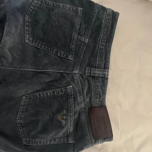 Armani jeans - Armani jeans i bra skick bara lite slitna på fickorna. Säljer de för att de tyvärr inte passar mig längre, byxornas passform är bootcut jeans.
