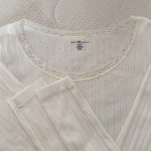 Tröja  - Helt oanvänd tröja från brandy melville Står ingen storlek men sitter som xs, ( mönstret består av 4 små prickar som typ bilar en blomma (bild 3)