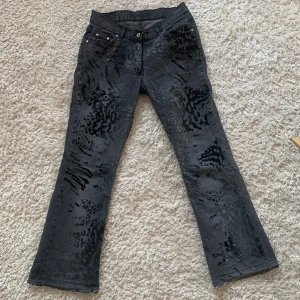 Gråa jeans med detaljer  - Ascoola gråa jeans med detaljer, köpta secondhand så vet tyvärr ej varken märke eller storlek 