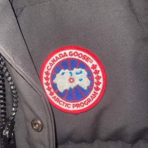 Canada goose väst  - Säljer kanada goose väst storlek small för behöver inte längre säljs för 3000kr Nypris 5500