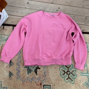 Rosa långärmad - Storlek S/M. Skön rosa långärmad.  OBS! Står ej för frakt