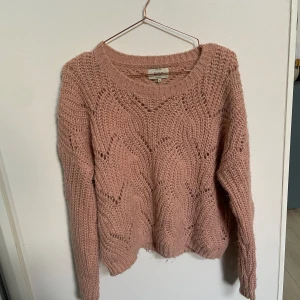 Only Stickad tröja - En rosa stickad tröja från Only.