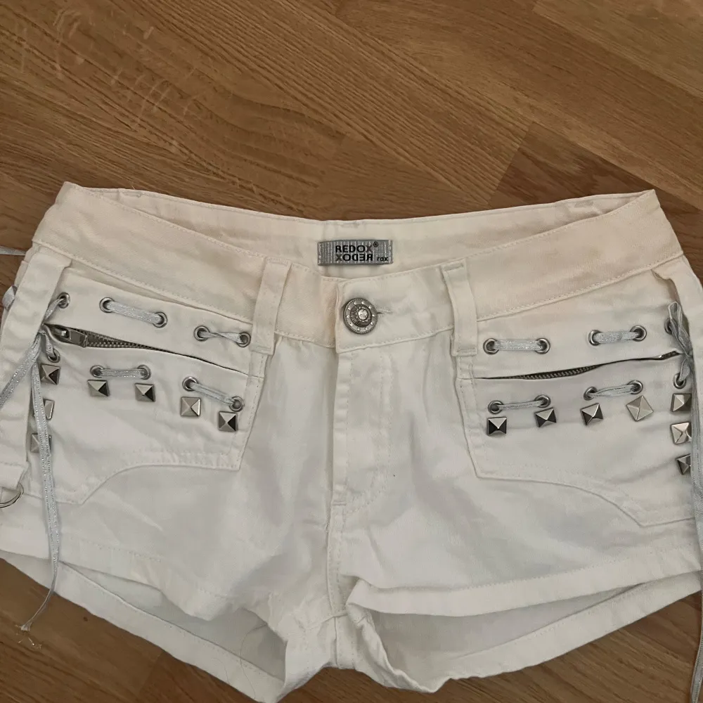 Säljer ett par supersnygga vita shorts med nitar. Märket heter Redox.. Shorts.