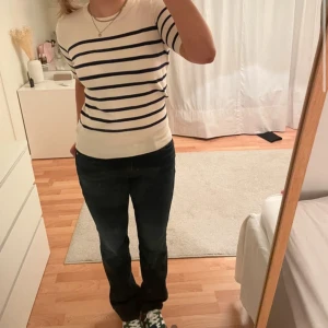 T-shirt från zara - Super fin T-shirt från zara! Endast använd 1 gång och super fint skick!  Skriv för fler bilder eller funderingar!🤍