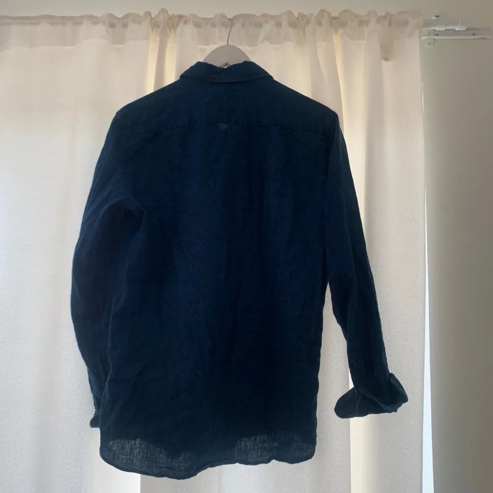 Jävligt fräsch Massimo Dutti overshirt i linne material. Den är anvönd ett fåtal gånger och är i stolek mellan M, men sitter som mellan M-L. Modellen är 183 lång. Priset är ej hugget i 🪨. Skicka görna frågor!. Paidat.