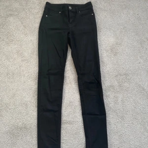 Svarta jeans - Säljer ett par svarta jeans i bra skick, endast använd ett fåtal gånger💕