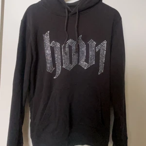 Hov1 Merch - Säljer min Hov1 Merch pga att den inte kommer till användning längre. Den är använd ett fåtal gånger. Vissa av stenarna har åkt av i tvätten men man ser fortfarande klart och tydligt Hov1 trycket, den köptes ny för 700 kr💕