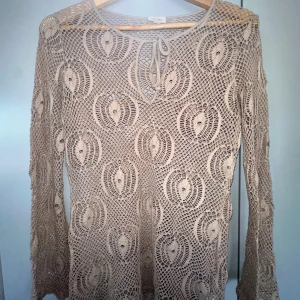 virkad topp - virkad topp i ljusbrun/mörkbeige färg i jättefint skick. oklar storlek, men passar som S typ 💖