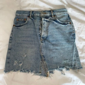 Jeanskjol - Fin jeanskjol från Gina Tricot med slitningar