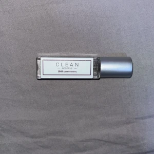 Clean reserve skin perfume - Hej, säljer denna parfym då jag köpt den stora storleken. Knappt använd, skicka meddelande kring frågor! 🌸🌸🫧