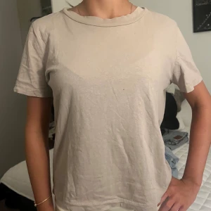 Beige t-shirt - Fin t-shirt i gott skick, pyttelitet hål framtill se bild. 🤎