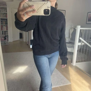 Långärmad tröja  - Säljer en snygg svart långärmad från H&M i storlek S, den är i fint skick!!