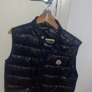 Moncler väst - En fin moncler gui guilt väst som är äkta. Knappt använd säljs pågrund av Inge användning. Inga hål eller liknande 