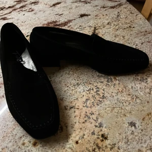 Damsko - Elegant italiensk damsko i skinn/mocka säljes. Helt oanvända, kartong och prislapp kvar. storlek 7,5 eller 40.