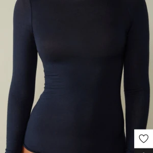 intimissmi tröja - säljer min intimissmi tröja för använder inte den alls längre bara ligger i garderoben, den har ett litet pytte hål men det syns typ inte, annars as bra skick, tryck gärna på köp nu❤️