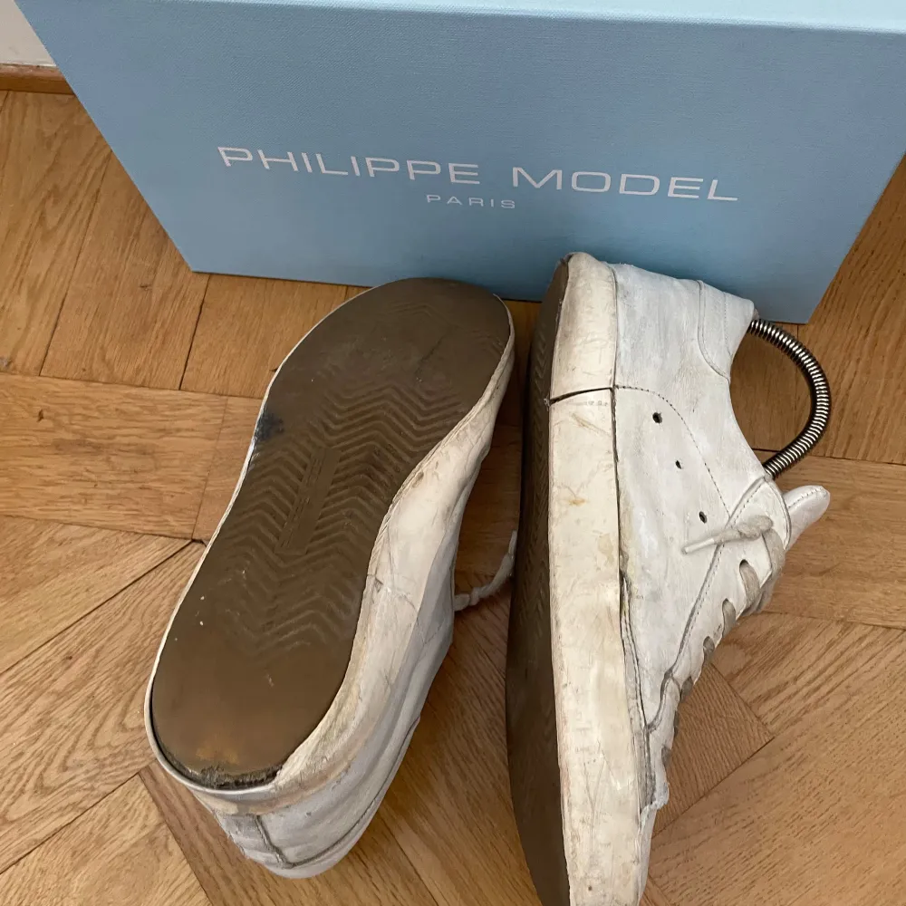 Säljer ett par vita sneakers från Philippe Model. De är i storlek 41, skorna är välanvända men fortfarande i bra skick. Skoblock och og box medföljer. Vid en snabb affär kan priset diskuteras.. Skor.