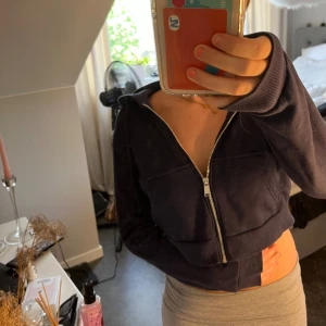 Croppad zip-hoodie  - Jättefin mörkblå croppad zip-hoodie från divided avdelningen på HM. Säljer då den börjar bli alldeles för kort på mig men den är i superfint skick!💙Är i storlek M men väldigt väldigt kort i storleken så sitter som en XXS/XS