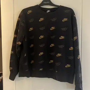 Svart Nike sweatshirt i storlek Large 