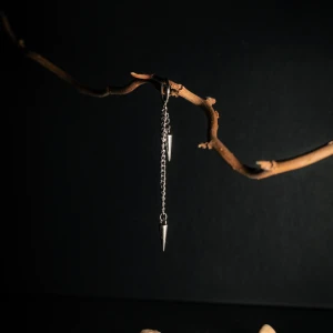 Maia earring - Säljer ett örhänge som är stilrent och prisvärd. Endast 40kr för ett örhänge som dessutom håller färgen💕