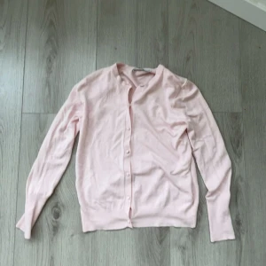 Rosa kofta - Säljer denna rosa kofta pågrund av att den inte kommit till användning ❤️