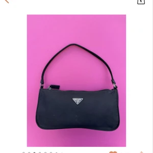 Prada väska  - Denna sötaPrada väskan Köpt på Vestiaire Collective för ca 2 år sen Säljer för att den aldrig används🥹