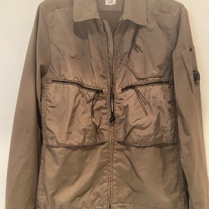 C.P Company Jacka - Säljer denna as feta militär gröna jackan från C.P Company då jag inte längre kan ha den. Den är small men passar även M. Är perfekt nu när det börjar bli lite kallare ute. Jackan är i mycket bra skick då den knappt har spår av användning.💯 Nypris 5k