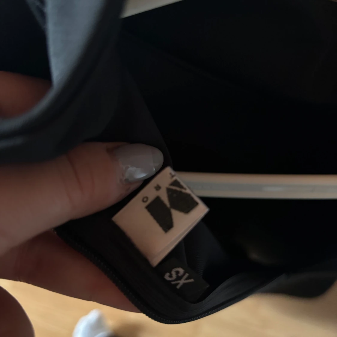 Svart klänning med paljetter - 91