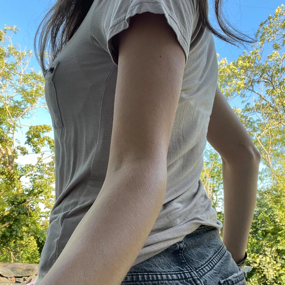 Beige t-shirt med bröstficka - 90