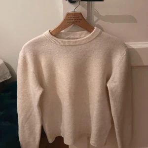 Stickad tröja  - Stickad Unisex tröja från these glory days, var originellt storlek L men har krympt i tvätten och passar mig som är S/XS💕 pris kan diskuteras