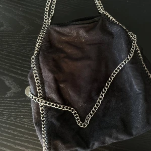 Väska  - Säljer denna ”Stella Mccartney” liknande väska, svart,  MÅTT: höjd: 40cm, längd: 35cm, bredd: 10cm