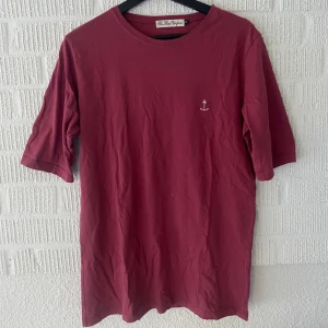 Vinröd T-shirt med litet märke  - Vinröd t-shirt från the blue uniform  Fint skick 😊