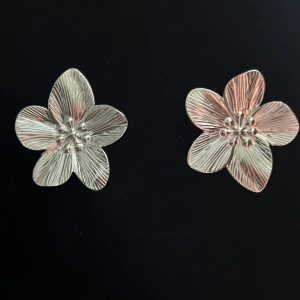 Örhängen blomma - Otrologt fina örhängen i rostfritt stål